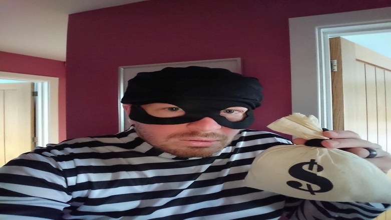 ابتکار یک پستچی برای خنداندن مردم در قرنطینه‌ی خانگی